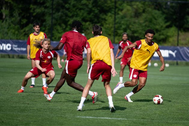 3 gegen 4, heisst das Spiel, rechts vorne am Ball, Tidiam Gomis (RB Leipzig, 27), Viggo Gebel (RB Leipzig, 47), links, spielt bei der gegnerischen Truppe, RB Leipzig, Fussball, Trainingslager Austria, Saison Vorbereitung, Saison 2026 2027, GER, 04.08.2026, Eibner-Pressefoto Andreas Ulmer RB Leipzig, Fussball, Trainingslager Austria, Saison Vorbereitung, Saison 2026 2027, GER, 04.08.2026, *** 3 vs. 4—that’s the match. On the right, in front of the ball: Tidiam Gomis (RB Leipzig, 27) and Viggo Gebel (RB Leipzig, 47); on the left, a player from the opposing team. RB Leipzig, soccer, training camp in Austria, preseason, 2026–2027 season, GER, August 4, 2026, Eibner press photo by Andreas Ulmer, RB Leipzig, soccer, training camp in Austria, preseason, 2026–2027 season, GER, August 4, 2026, Copyright: xEibner-Pressefoto AndreasxUlmerx EP_AUR