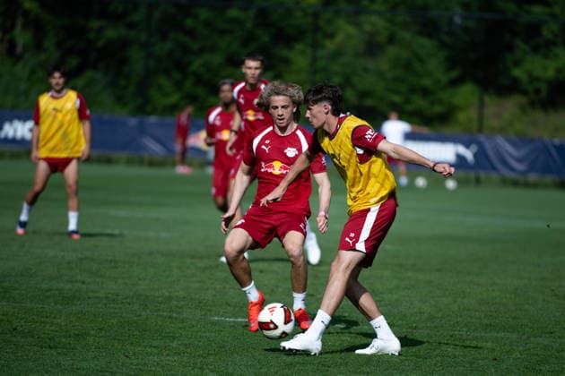 Tidiam Gomis (RB Leipzig, 27), links bedraengt, Andrija Maksimovic (RB Leipzig, 30), RB Leipzig, Fussball, Trainingslager Austria, Saison Vorbereitung, Saison 2026 2027, GER, 04.08.2026, Eibner-Pressefoto Andreas Ulmer RB Leipzig, Fussball, Trainingslager Austria, Saison Vorbereitung, Saison 2026 2027, GER, 04.08.2026, *** Tidiam Gomis, RB Leipzig, 27, under pressure on the left; Andrija Maksimovic, RB Leipzig, 30; RB Leipzig, soccer, training camp in Austria, preseason, 2026–2027 season, GER, August 4, 2026, Eibner Press Photo: Andreas Ulmer, RB Leipzig, soccer, training camp in Austria, preseason, 2026–2027 season, GER, August 4, 2026, Copyright: xEibner-Pressefoto AndreasxUlmerx EP_AUR