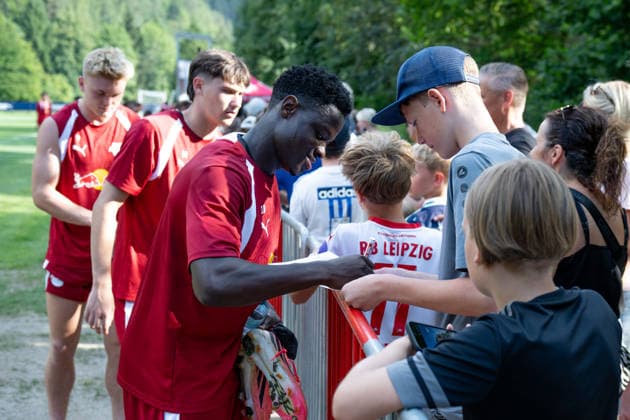 Bad in der Fan Menge: Suleman Sani, (RB Leipzig, 18), RB Leipzig, Fussball, Trainingslager Austria, Saison Vorbereitung, Saison 2026 2027, GER, 04.08.2026, Eibner-Pressefoto Andreas Ulmer RB Leipzig, Fussball, Trainingslager Austria, Saison Vorbereitung, Saison 2026 2027, GER, 04.08.2026, *** Suleman Sani, RB Leipzig, 18, surrounded by fans; RB Leipzig, soccer, training camp in Austria, preseason, 2026–2027 season, GER, August 4, 2026, Eibner Press Photo Andreas Ulmer RB Leipzig, soccer, training camp in Austria, preseason, 2026–2027 season, GER, August 4, 2026, Copyright: xEibner-Pressefoto AndreasxUlmerx EP_AUR