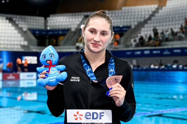 Nadezhda Trifonova Neutral Athlete B shows the silver medal after competing in the diving 3m Springboard Women Final during the European Aquatics Championships at the Olympic Aquatic Center in Paris (France), August 4, 2026. Andrea Staccioli