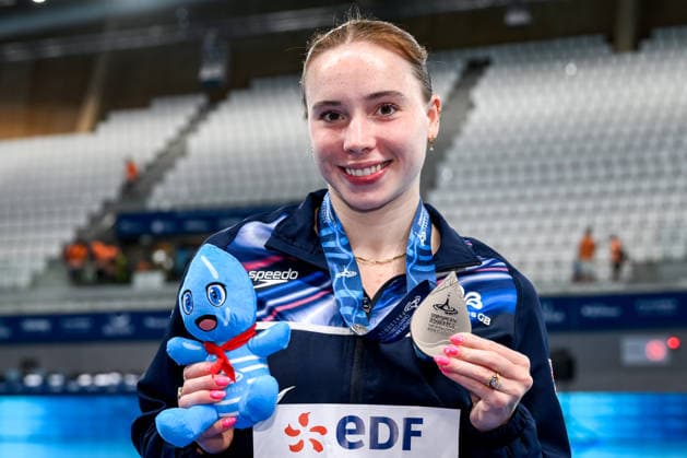 Yasmin Harper of Great Britain shows the silver medal after competing in the diving 3m Springboard Women Final during the European Aquatics Championships at the Olympic Aquatic Center in Paris (France), August 4, 2026. Andrea Staccioli