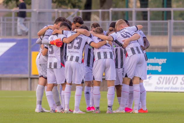 Memmingen, Deutschland 03. August 2026: Toto-Pokal - Bayerischer Landespokal - 2026 2027 - 2. Hauptrunde - FC Memmingen gegen FC Ingolstadt 04 Im Bild: Die Spieler vom FCI bilden einen Mannschaftskreis zum Schulterschluss. e-con ArenaPark Bayern *** Memmingen, Germany, August 3, 2026 Toto Cup Bavarian State Cup 2026–2027, Round 2: FC Memmingen vs. FC Ingolstadt 04. Pictured: The FCI players form a team circle to show solidarity at ArenaPark Bayern. Copyright: xFotostandx xSchäferx