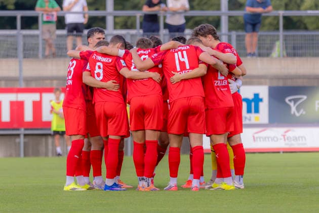 Memmingen, Deutschland 03. August 2026: Toto-Pokal - Bayerischer Landespokal - 2026 2027 - 2. Hauptrunde - FC Memmingen gegen FC Ingolstadt 04 Im Bild: Die Spieler vom FCM bilden einen Mannschaftskreis zum Schulterschluss. e-con ArenaPark Bayern *** Memmingen, Germany, August 3, 2026 Toto Cup Bavarian State Cup 2026–2027, Round 2: FC Memmingen vs. FC Ingolstadt 04. Pictured: The FCM players form a team circle to show solidarity at ArenaPark Bayern. Copyright: xFotostandx xSchäferx