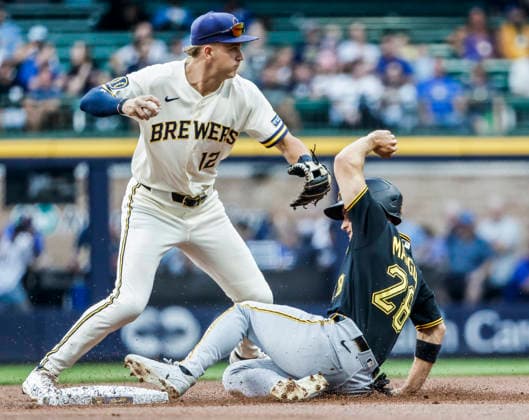 Milwaukee Brewers shortstop Cooper Pratt (L) forces out Pittsburgh Pirates center fielder Jake Mangum on a base hit by Pittsburgh Pirates left fielder Bryan Reynolds in the first inning of the MLB, Baseball Herren, USA game between the Pittsburgh Pirates and the Milwaukee Brewers at American Family Field in Milwaukee, Wisconsin on Tuesday, August 4, 2026.  MIL20260804802 TANNENxMAURY