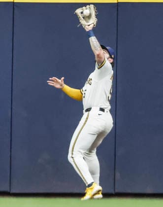 Milwaukee Brewers center fielder Garrett Mitchell catches a fly ball hit by Pittsburgh Pirates center fielder Jake Mangum in the third inning of the MLB, Baseball Herren, USA game between the Pittsburgh Pirates and the Milwaukee Brewers at American Family Field in Milwaukee, Wisconsin on Tuesday, August 4, 2026.  MIL20260804809 TANNENxMAURY