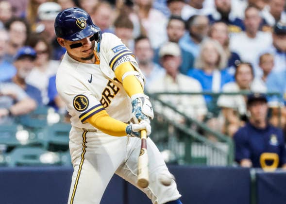 Milwaukee Brewers catcher William Contreras hits a single in the third inning of the MLB, Baseball Herren, USA game between the Pittsburgh Pirates and the Milwaukee Brewers at American Family Field in Milwaukee, Wisconsin on Tuesday, August 4, 2026.  MIL20260804814 TANNENxMAURY