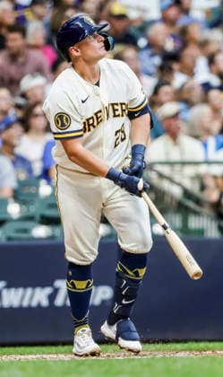 Milwaukee Brewers first baseman Andrew Vaughn hits a home run in the fourth inning of the MLB, Baseball Herren, USA game between the Pittsburgh Pirates and the Milwaukee Brewers at American Family Field in Milwaukee, Wisconsin on Tuesday, August 4, 2026.  MIL20260804816 TANNENxMAURY