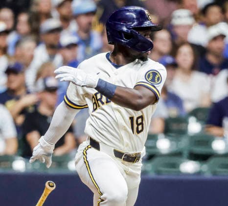 Milwaukee Brewers right fielder Luis Lara hits a single in the fifth inning of the MLB, Baseball Herren, USA game between the Pittsburgh Pirates and the Milwaukee Brewers at American Family Field in Milwaukee, Wisconsin on Tuesday, August 4, 2026.  MIL20260804825 TANNENxMAURY