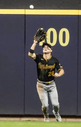 Pittsburgh Pirates center fielder Jake Mangum catches a fly ball hit by Milwaukee Brewers left fielder Jackson Chourio in the sixth inning of the MLB, Baseball Herren, USA game between the Pittsburgh Pirates and the Milwaukee Brewers at American Family Field in Milwaukee, Wisconsin on Tuesday, August 4, 2026.  MIL20260804827 TANNENxMAURY