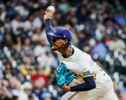 Milwaukee Brewers relief pitcher Abner Uribe throws in the eighth inning of the MLB, Baseball Herren, USA game between the Pittsburgh Pirates and the Milwaukee Brewers at American Family Field in Milwaukee, Wisconsin on Tuesday, August 4, 2026. The Brewers defeated the Pirates 4-2.  MIL20260804831 TANNENxMAURY