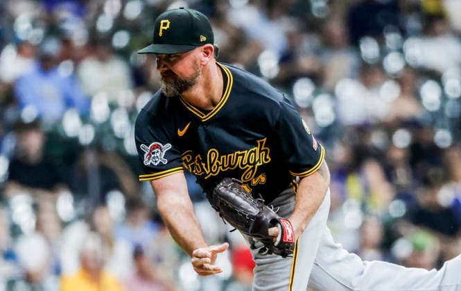 Pittsburgh Pirates relief pitcher Kirby Yates throws in the eighth inning of the MLB, Baseball Herren, USA game between the Pittsburgh Pirates and the Milwaukee Brewers at American Family Field in Milwaukee, Wisconsin on Tuesday, August 4, 2026. The Brewers defeated the Pirates 4-2.  MIL20260804834 TANNENxMAURY
