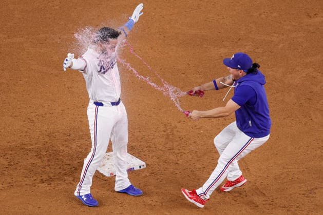 August 4, 2026, Arlington, Texas, USA: Texas Rangers third baseman EZEQUIEL DURAN (20) gets a drink shower after hitting the walk-off winner in a baseball game, Tuesday, Aug. 4, 2026, in Arlington, Texas. Arlington USA - ZUMAa325 20260804_zsa_a325_005 Copyright: xDavidxBalleringxIix