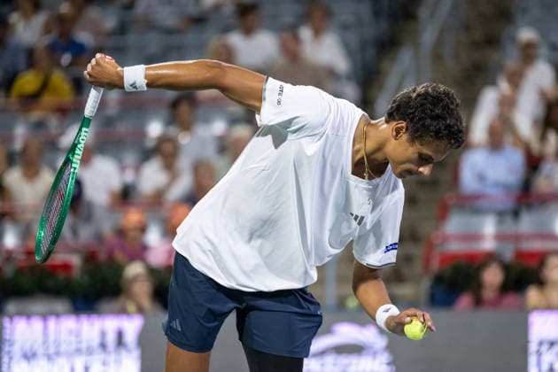 MONTREAL, QC - AUGUST 04: Gabriel Diallo from Canada serves againstLuciano Darderi from Italia during their singles second round match on day three of the ATP, Tennis Herren 1000 National Bank Open presented by Rogers at Stade IGA on August 4, 2026 in Montreal, Quebec, Canada. (Photo by Vincent Ethier Icon Sportswire) TENNIS: AUG 04 National Bank Open EDITORIAL USE ONLY Icon270804086