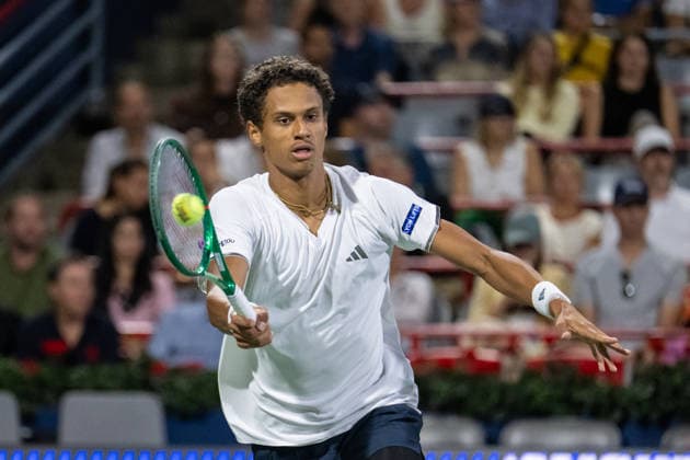 MONTREAL, QC - AUGUST 04: Gabriel Diallo from Canada returns the ball against Luciano Darderi from Italia during their singles second round match on day three of the ATP, Tennis Herren 1000 National Bank Open presented by Rogers at Stade IGA on August 4, 2026 in Montreal, Quebec, Canada. (Photo by Vincent Ethier Icon Sportswire) TENNIS: AUG 04 National Bank Open EDITORIAL USE ONLY Icon270804105
