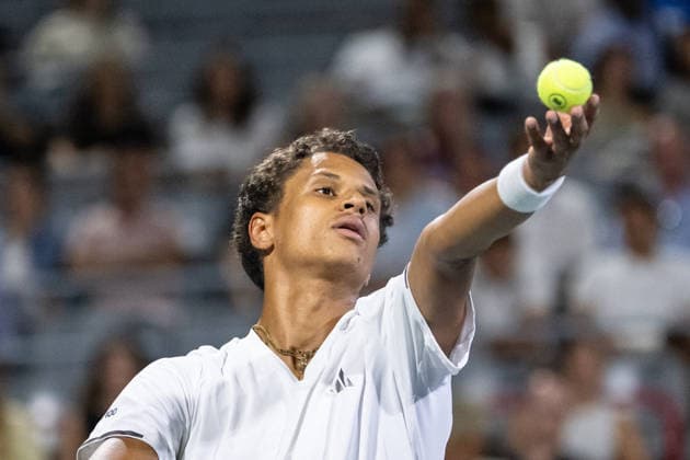 MONTREAL, QC - AUGUST 04: Gabriel Diallo from Canada against serves Luciano Darderi from Italia during their singles second round match on day three of the ATP, Tennis Herren 1000 National Bank Open presented by Rogers at Stade IGA on August 4, 2026 in Montreal, Quebec, Canada. (Photo by Vincent Ethier Icon Sportswire) TENNIS: AUG 04 National Bank Open EDITORIAL USE ONLY Icon270804110
