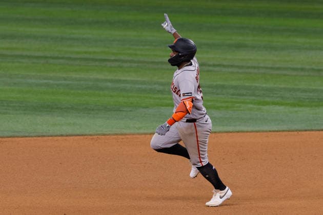 August 4, 2026, Arlington, Texas, USA: San Francisco Giants second baseman OSLEIVIS BASABE (39) hits a home run seventh inning during a baseball game, Tuesday, Aug. 4, 2026, in Arlington, Texas. Arlington USA - ZUMAa325 20260804_zsa_a325_028 Copyright: xDavidxBalleringxIix