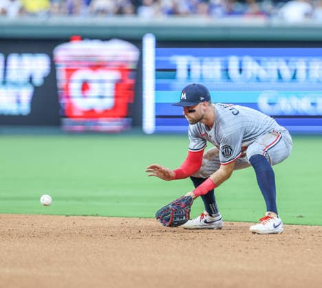 AUG 04, 2026: Minnesota Twins infielder Kody Clemens (2) fields a ground ball against the Kansas City Royals at Kauffman Stadium Kansas City, MO. CSM MLB, Baseball Herren, USA 2026: Twins Vs Royals August 4th  - ZUMAc04_ 20260804_zma_c04_043 Copyright: xRomanxPunox