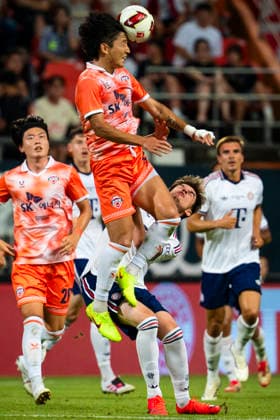 August 4, 2026, Seogwipo, Jeju, South Korea: Jeju SK FC defender CHUNG WOON (13) heads the ball over FC Bayern Munich forward GUIDO DELLA ROVERE (47) in an exhibition match between BundesligaÃ¢â‚¬â ¢s FC Bayern Munich and K League 1Ã¢â‚¬â ¢s Jeju SK FC, during the Audi Football Summit 2026 on Tuesday, Aug. 4, 2026 at the Jeju World Cup Stadium in Seogwipo, South Korea. Seogwipo South Korea - ZUMAh163 20260804_znp_h163_020 Copyright: xJintakxHanx