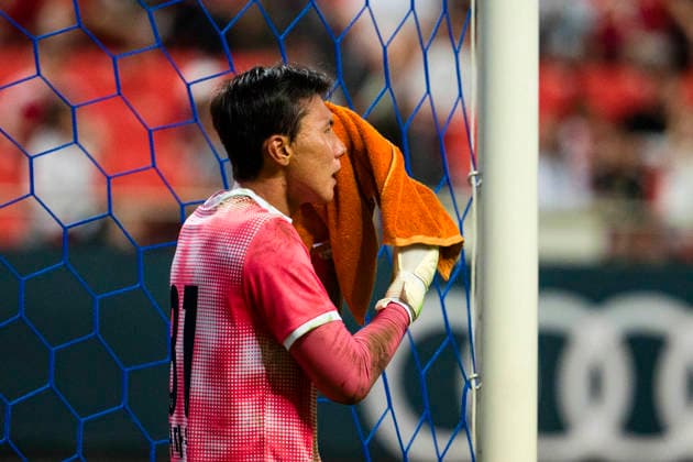 August 4, 2026, Seogwipo, Jeju, South Korea: Jeju SK FC goalkeeper HEO JAWOONG (81) wipes his face with a towel after allowing a goal against FC Bayern Munich forward Bastian Assomo in an exhibition match between BundesligaÃ¢â‚¬â ¢s FC Bayern Munich and K League 1Ã¢â‚¬â ¢s Jeju SK FC, during the Audi Football Summit 2026 on Tuesday, Aug. 4, 2026 at the Jeju World Cup Stadium in Seogwipo, South Korea. FC Bayern Munich 2:1 Jeju SK FC Exhibition  - ZUMAh163 20260804_znp_h163_032 Copyright: xJintakxHanx