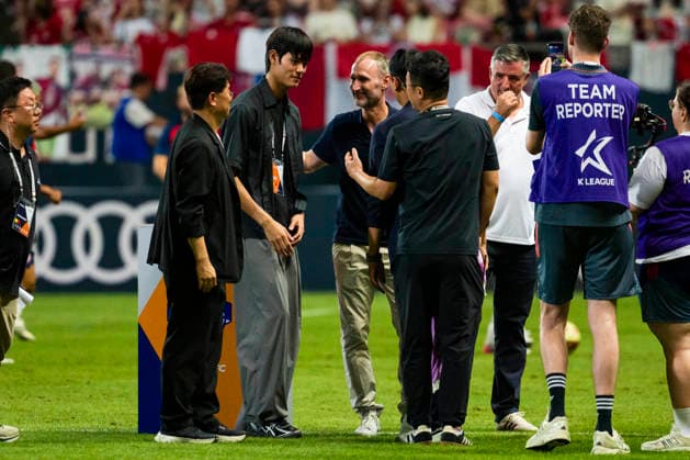 August 4, 2026, Seogwipo, Jeju, South Korea: Jeju SK FC youth team goalkeeper HEO JAE-WON, center left, is congratulated after the announcement of his transfer to FC Bayern MunichÃ¢â‚¬â ¢s reserve team, during the halftime of an exhibition match between BundesligaÃ¢â‚¬â ¢s FC Bayern Munich and K League 1Ã¢â‚¬â ¢s Jeju SK FC, during the Audi Football Summit 2026 on Tuesday, Aug. 4, 2026 at the Jeju World Cup Stadium in Seogwipo, South Korea. FC Bayern Munich 2:1 Jeju SK FC Exhibition  - ZUMAh163 20260804_znp_h163_039 Copyright: xJintakxHanx