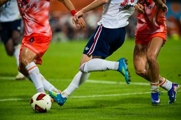 August 4, 2026, Seogwipo, Jeju, South Korea: FC Bayern Munich forward TIM BINDER (31) maneuvers past defenders in an exhibition match between BundesligaÃ¢â‚¬â ¢s FC Bayern Munich and K League 1Ã¢â‚¬â ¢s Jeju SK FC, during the Audi Football Summit 2026 on Tuesday, Aug. 4, 2026 at the Jeju World Cup Stadium in Seogwipo, South Korea. FC Bayern Munich 2:1 Jeju SK FC Exhibition  - ZUMAh163 20260804_znp_h163_046 Copyright: xJintakxHanx