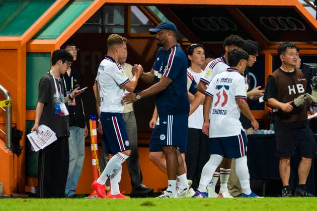 August 4, 2026, Seogwipo, Jeju, South Korea: FC Bayern Munich head coach VINCENT KOMPANY cheers on his players as substitutions are made in an exhibition match between BundesligaÃ¢â‚¬â ¢s FC Bayern Munich and K League 1Ã¢â‚¬â ¢s Jeju SK FC, during the Audi Football Summit 2026 on Tuesday, Aug. 4, 2026 at the Jeju World Cup Stadium in Seogwipo, South Korea. FC Bayern Munich 2:1 Jeju SK FC Exhibition  - ZUMAh163 20260804_znp_h163_048 Copyright: xJintakxHanx