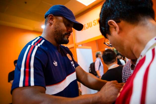 August 4, 2026, Seogwipo, Jeju, South Korea: FC Bayern Munich head coach VINCENT KOMPANY signs a fanÃ¢â‚¬â ¢s shirt after an exhibition match between BundesligaÃ¢â‚¬â ¢s FC Bayern Munich and K League 1Ã¢â‚¬â ¢s Jeju SK FC, during the Audi Football Summit 2026 on Tuesday, Aug. 4, 2026 at the Jeju World Cup Stadium in Seogwipo, South Korea. FC Bayern Munich 2:1 Jeju SK FC Exhibition  - ZUMAh163 20260804_znp_h163_069 Copyright: xJintakxHanx