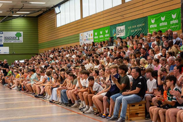 04.08.2026, xovx, Handball Lindencup, HSG Wetzlar - TV Hüttenberg Volles Haus beim Mittelhessenderby zwischen der HSG Wetzlar und dem TV Hüttenberg beim Lindencup in der Stadthalle Linden. Linden Stadthalle Hessen Deutschland (DE) *** August 4, 2026, xovx, Lindencup Handball, HSG Wetzlar vs. TV Hüttenberg. A full house for the Central Hesse derby between HSG Wetzlar and TV Hüttenberg at the Lindencup in the Linden City Hall, Linden, Hesse, Germany, DE