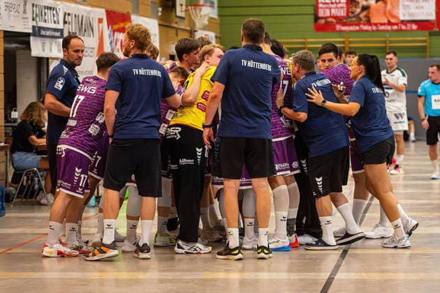 04.08.2026, xovx, Handball Lindencup, HSG Wetzlar - TV Hüttenberg Die Spieler des TV Hüttenberg schwören sich ein Linden Stadthalle Hessen Deutschland (DE) *** August 4, 2026, xovx, Lindencup Handball Tournament, HSG Wetzlar vs. TV Hüttenberg: The TV Hüttenberg players take an oath at the Linden City Hall, Hesse, Germany DE