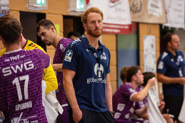 04.08.2026, xovx, Handball Lindencup, HSG Wetzlar - TV Hüttenberg Trainer Stefan Kneer (TV Hüttenberg) Linden Stadthalle Hessen Deutschland (DE) *** August 4, 2026, xovx, Lindencup Handball Tournament, HSG Wetzlar vs. TV Hüttenberg, Coach Stefan Kneer, TV Hüttenberg, Linden City Hall, Hesse, Germany, DE