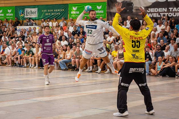 04.08.2026, xovx, Handball Lindencup, HSG Wetzlar - TV Hüttenberg v.l. David Kuntscher (TV Hüttenberg), Nikolaj Laesö (HSG Wetzlar), Yahav Shamir (TV Hüttenberg) Linden Stadthalle Hessen Deutschland (DE) *** August 4, 2026, xovx, Lindencup Handball, HSG Wetzlar vs. TV Hüttenberg: David Kuntscher (TV Hüttenberg), Nikolaj Laesö (HSG Wetzlar), Yahav Shamir (TV Hüttenberg), Linden Stadthalle, Hesse, Germany, DE