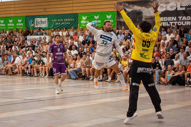 04.08.2026, xovx, Handball Lindencup, HSG Wetzlar - TV Hüttenberg v.l. David Kuntscher (TV Hüttenberg), Nikolaj Laesö (HSG Wetzlar), Yahav Shamir (TV Hüttenberg) Linden Stadthalle Hessen Deutschland (DE) *** August 4, 2026, xovx, Lindencup Handball, HSG Wetzlar vs. TV Hüttenberg: David Kuntscher (TV Hüttenberg), Nikolaj Laesö (HSG Wetzlar), Yahav Shamir (TV Hüttenberg), Linden Stadthalle, Hesse, Germany, DE