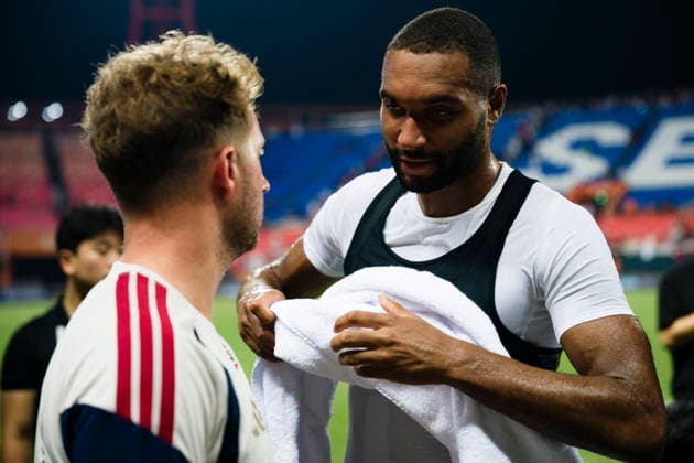August 4, 2026, Seogwipo, Jeju, South Korea: FC Bayern Munich defender JONATHAN TAH (4) receives a towel from a teammate after an exhibition match between BundesligaÃ¢â‚¬â ¢s FC Bayern Munich and K League 1Ã¢â‚¬â ¢s Jeju SK FC, during the Audi Football Summit 2026 on Tuesday, Aug. 4, 2026 at the Jeju World Cup Stadium in Seogwipo, South Korea. Seogwipo South Korea - ZUMAh163 20260804_znp_h163_064 Copyright: xJintakxHanx