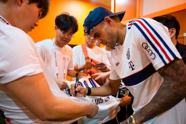 August 4, 2026, Seogwipo, Jeju, South Korea: FC Bayern Munich forward LUIS DIAZ (14) signs a fanÃ¢â‚¬â ¢s shirt after an exhibition match between BundesligaÃ¢â‚¬â ¢s FC Bayern Munich and K League 1Ã¢â‚¬â ¢s Jeju SK FC, during the Audi Football Summit 2026 on Tuesday, Aug. 4, 2026 at the Jeju World Cup Stadium in Seogwipo, South Korea. Seogwipo South Korea - ZUMAh163 20260804_znp_h163_068 Copyright: xJintakxHanx