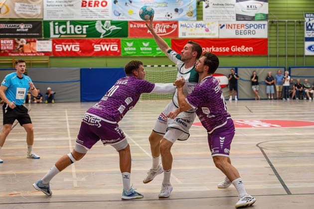 04.08.2026, xovx, Handball Lindencup, HSG Wetzlar - TV Hüttenberg v.l. Leif Haack (TV Hüttenberg), Dominik Mappes (HSG Wetzlar), Vit Reichl (TV Hüttenberg) Linden Stadthalle Hessen Deutschland (DE) *** August 4, 2026, xovx, Lindencup Handball, HSG Wetzlar vs. TV Hüttenberg, Leif Haack (TV Hüttenberg), Dominik Mappes (HSG Wetzlar), Vit Reichl (TV Hüttenberg), Linden Stadthalle, Hesse, Germany, DE
