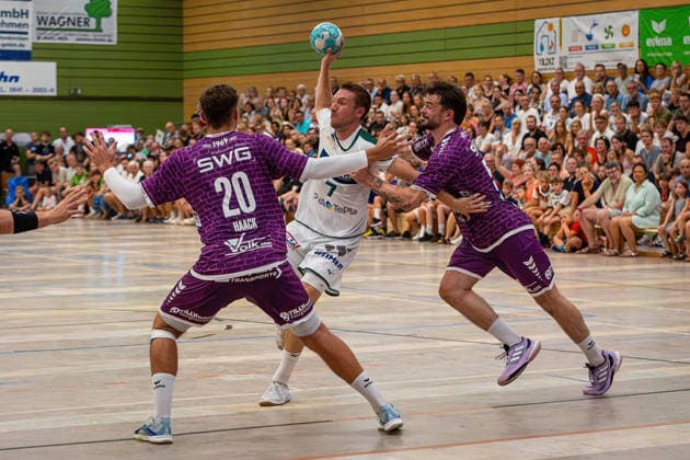 04.08.2026, xovx, Handball Lindencup, HSG Wetzlar - TV Hüttenberg v.l. Leif Haack (TV Hüttenberg), Dominik Mappes (HSG Wetzlar), Hendrik Schreiber (TV Hüttenberg) Linden Stadthalle Hessen Deutschland (DE) *** August 4, 2026, xovx, Lindencup Handball, HSG Wetzlar vs. TV Hüttenberg – Leif Haack (TV Hüttenberg), Dominik Mappes (HSG Wetzlar), Hendrik Schreiber (TV Hüttenberg), Linden Stadthalle, Hesse, Germany, DE