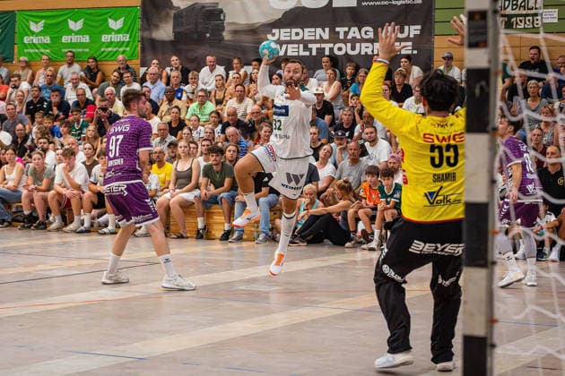 04.08.2026, xovx, Handball Lindencup, HSG Wetzlar - TV Hüttenberg v.l. David Kuntscher (TV Hüttenberg), Nikolaj Laesö (HSG Wetzlar), Yahav Shamir (TV Hüttenberg) Linden Stadthalle Hessen Deutschland (DE) *** August 4, 2026, xovx, Lindencup Handball, HSG Wetzlar vs. TV Hüttenberg – David Kuntscher (TV Hüttenberg), Nikolaj Laesö (HSG Wetzlar), Yahav Shamir (TV Hüttenberg), Linden Stadthalle, Hesse, Germany, DE