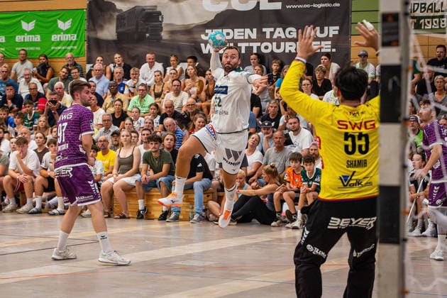 04.08.2026, xovx, Handball Lindencup, HSG Wetzlar - TV Hüttenberg v.l. David Kuntscher (TV Hüttenberg), Nikolaj Laesö (HSG Wetzlar), Yahav Shamir (TV Hüttenberg) Linden Stadthalle Hessen Deutschland (DE) *** August 4, 2026, xovx, Lindencup Handball, HSG Wetzlar vs. TV Hüttenberg – David Kuntscher (TV Hüttenberg), Nikolaj Laesö (HSG Wetzlar), Yahav Shamir (TV Hüttenberg), Linden Stadthalle, Hesse, Germany, DE