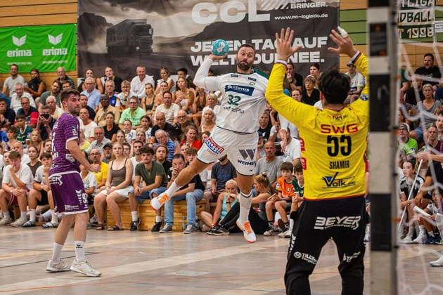 04.08.2026, xovx, Handball Lindencup, HSG Wetzlar - TV Hüttenberg v.l. David Kuntscher (TV Hüttenberg), Nikolaj Laesö (HSG Wetzlar), Yahav Shamir (TV Hüttenberg) Linden Stadthalle Hessen Deutschland (DE) *** August 4, 2026, xovx, Lindencup Handball, HSG Wetzlar vs. TV Hüttenberg – David Kuntscher (TV Hüttenberg), Nikolaj Laesö (HSG Wetzlar), Yahav Shamir (TV Hüttenberg), Linden Stadthalle, Hesse, Germany, DE