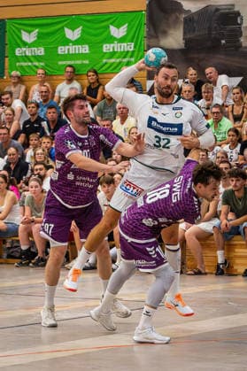 04.08.2026, xovx, Handball Lindencup, HSG Wetzlar - TV Hüttenberg v.l. David Kuntscher (TV Hüttenberg), Nikolaj Laesö (HSG Wetzlar), Tim Rüdiger (TV Hüttenberg) Linden Stadthalle Hessen Deutschland (DE) *** August 4, 2026, xovx, Lindencup Handball Tournament, HSG Wetzlar vs. TV Hüttenberg: David Kuntscher (TV Hüttenberg), Nikolaj Laesö (HSG Wetzlar), Tim Rüdiger (TV Hüttenberg), Linden Stadthalle, Hesse, Germany, DE