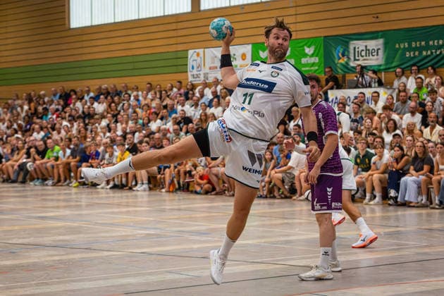 04.08.2026, xovx, Handball Lindencup, HSG Wetzlar - TV Hüttenberg v.l. Petter Överby (HSG Wetzlar), David Kuntscher (TV Hüttenberg) Linden Stadthalle Hessen Deutschland (DE) *** August 4, 2026, xovx, Lindencup Handball Tournament, HSG Wetzlar vs. TV Hüttenberg, Petter Överby (HSG Wetzlar), David Kuntscher (TV Hüttenberg), Linden Stadthalle, Hesse, Germany, DE