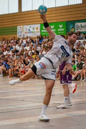 04.08.2026, xovx, Handball Lindencup, HSG Wetzlar - TV Hüttenberg v.l. Petter Överby (HSG Wetzlar), David Kuntscher (TV Hüttenberg) Linden Stadthalle Hessen Deutschland (DE) *** August 4, 2026, xovx, Lindencup Handball Tournament, HSG Wetzlar vs. TV Hüttenberg, Petter Överby (HSG Wetzlar), David Kuntscher (TV Hüttenberg), Linden Stadthalle, Hesse, Germany, DE