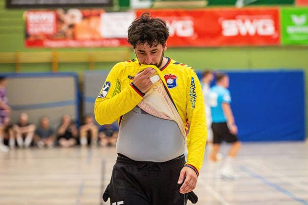 04.08.2026, xovx, Handball Lindencup, HSG Wetzlar - TV Hüttenberg Yahav Shamir (TV Hüttenberg) enttäuscht, enttäuscht schauend Linden Stadthalle Hessen Deutschland (DE) *** August 4, 2026, xovx, Lindencup Handball Tournament, HSG Wetzlar vs. TV Hüttenberg, Yahav Shamir of TV Hüttenberg looks disappointed, Linden City Hall, Hesse, Germany, DE