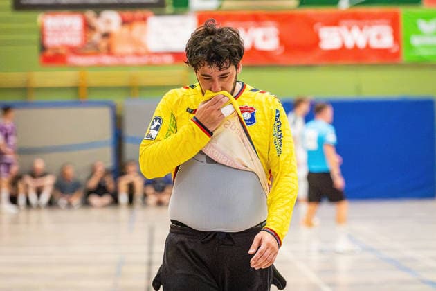 04.08.2026, xovx, Handball Lindencup, HSG Wetzlar - TV Hüttenberg Yahav Shamir (TV Hüttenberg) enttäuscht, enttäuscht schauend Linden Stadthalle Hessen Deutschland (DE) *** August 4, 2026, xovx, Lindencup Handball Tournament, HSG Wetzlar vs. TV Hüttenberg, Yahav Shamir of TV Hüttenberg looks disappointed, Linden City Hall, Hesse, Germany, DE