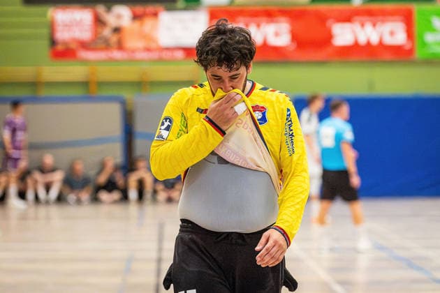 04.08.2026, xovx, Handball Lindencup, HSG Wetzlar - TV Hüttenberg Yahav Shamir (TV Hüttenberg) enttäuscht, enttäuscht schauend Linden Stadthalle Hessen Deutschland (DE) *** August 4, 2026, xovx, Lindencup Handball Tournament, HSG Wetzlar vs. TV Hüttenberg, Yahav Shamir of TV Hüttenberg looks disappointed, Linden City Hall, Hesse, Germany, DE
