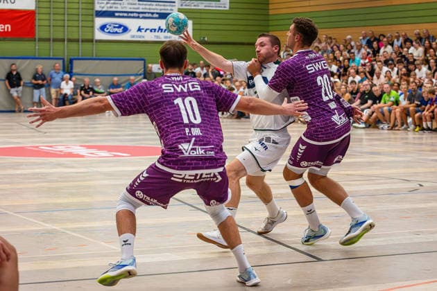 04.08.2026, xovx, Handball Lindencup, HSG Wetzlar - TV Hüttenberg v.l. Paul Ohl (TV Hüttenberg), Dominik Mappes (HSG Wetzlar), Leif Haack (TV Hüttenberg) Linden Stadthalle Hessen Deutschland (DE) *** August 4, 2026, xovx, Lindencup Handball, HSG Wetzlar vs. TV Hüttenberg, Paul Ohl (TV Hüttenberg), Dominik Mappes (HSG Wetzlar), Leif Haack (TV Hüttenberg), Linden Stadthalle, Hesse, Germany, DE