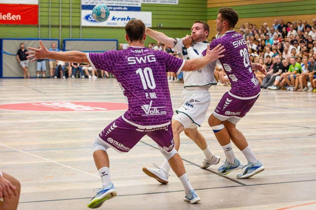 04.08.2026, xovx, Handball Lindencup, HSG Wetzlar - TV Hüttenberg v.l. Paul Ohl (TV Hüttenberg), Dominik Mappes (HSG Wetzlar), Leif Haack (TV Hüttenberg) Linden Stadthalle Hessen Deutschland (DE) *** August 4, 2026, xovx, Lindencup Handball, HSG Wetzlar vs. TV Hüttenberg, Paul Ohl (TV Hüttenberg), Dominik Mappes (HSG Wetzlar), Leif Haack (TV Hüttenberg), Linden Stadthalle, Hesse, Germany, DE