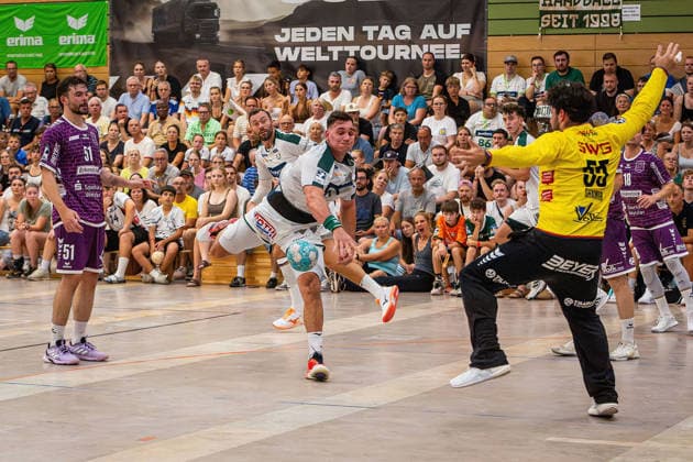04.08.2026, xovx, Handball Lindencup, HSG Wetzlar - TV Hüttenberg v.l. Vit Reichl (TV Hüttenberg), Nikolaj Laesö (HSG Wetzlar), Josip Simic (HSG Wetzlar), Yahav Shamir (TV Hüttenberg), Tim Rüdiger (TV Hüttenberg) Linden Stadthalle Hessen Deutschland (DE) *** August 4, 2026, xovx, Lindencup Handball, HSG Wetzlar vs. TV Hüttenberg, Vit Reichl (TV Hüttenberg), Nikolaj Laesö (HSG Wetzlar), Josip Simic (HSG Wetzlar), Yahav Shamir (TV Hüttenberg), Tim Rüdiger (TV Hüttenberg), Linden Stadthalle, Hesse, Germany, DE
