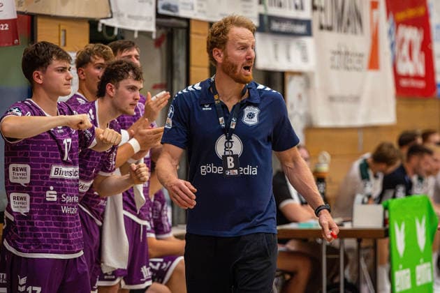 04.08.2026, xovx, Handball Lindencup, HSG Wetzlar - TV Hüttenberg Trainer Stefan Kneer (TV Hüttenberg). Linden Stadthalle Hessen Deutschland (DE) *** August 4, 2026, xovx, Lindencup Handball Tournament, HSG Wetzlar vs. TV Hüttenberg, Coach Stefan Kneer, TV Hüttenberg, Linden City Hall, Hesse, Germany, DE