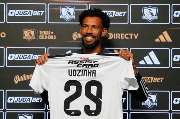 (260805) -- SANTIAGO, Aug. 5, 2026 -- Vozinha poses for a photo during a press conference, PK, Pressekonferenz in Santiago, the capital of Chile, Aug. 4, 2026. Cabo Verde goalkeeper Vozinha was unveiled by Chilean club Colo Colo on Tuesday after helping his country reach the 2026 FIFA World Cup, WM, Weltmeisterschaft, Fussball and being voted the tournament s best goalkeeper by fans. (SP)CHILE-SANTIAGO-FOOTBALL-VOZINHA (Xinhua) 